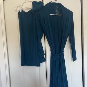 Posh Peanut Mommy & Me set. Sailor Blue swaddle and beanie. Size M robe.